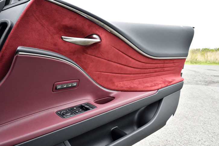 インテリアトリムのデザインは、エクステリアとの一体感を表現している。ベゼルのないシンプルな構成のドアハンドルがユニーク。