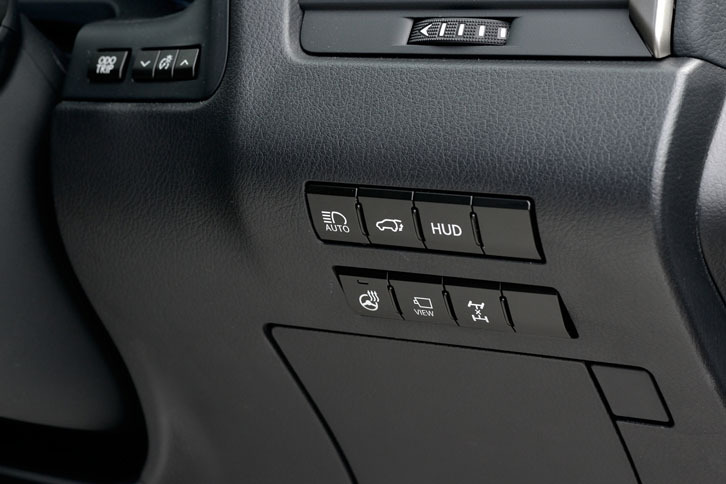 運転席右前のインストゥルメントパネルには、アダプティブハイビームシステムやヘッドアップディスプレイなどのオン／オフボタンが並ぶ。