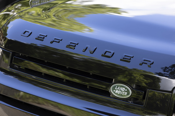 「ディフェンダー110 X D300」のフロントフェイス。オプションのエクステンデットブラックエクステリアパックを選択すると「DEFENDER」の文字がブラックでコーディネートされる。「ディフェンダー」がハウス・オブ・ブランドとして独立しても、「LAND ROVER」のエンブレムは重要なヘリテージマークとして、今後も用いられる予定だ。