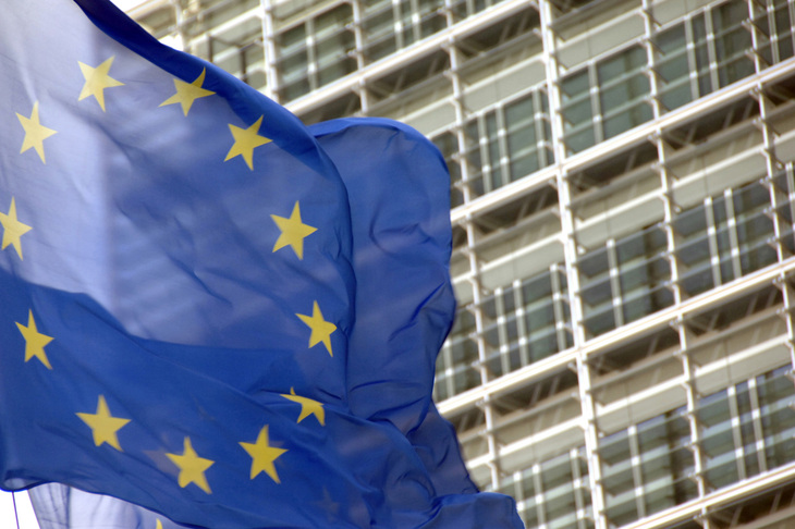 欧州連合（EU）欧州委員会は2025年12月16日、EU域内における「エンジン車の新車販売を2035年から原則禁止する」という計画を撤回する方針であると発表した。その背景には何があったのか。