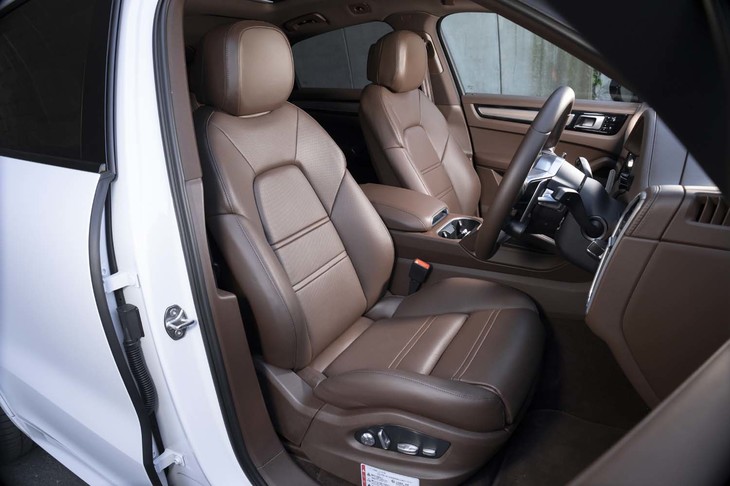 今回の試乗車は、オプションの14Way電動コンフォートシートを装着していた。前席にはマッサージ機能も備わる。