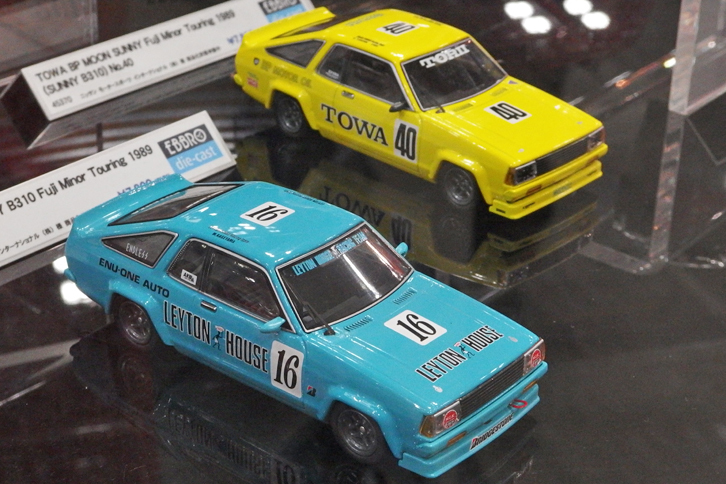 エブロの1/43ダイキャスト製、往年のマイナーツーリング仕様の「B310サニー クーペ」。写真の「レイトンハウス・サニー」「TOWA BPムーン・サニー」のほか「カフェトレド トリイ・サニー」もあり、いずれも予定価格7800円（税別、以下同）。