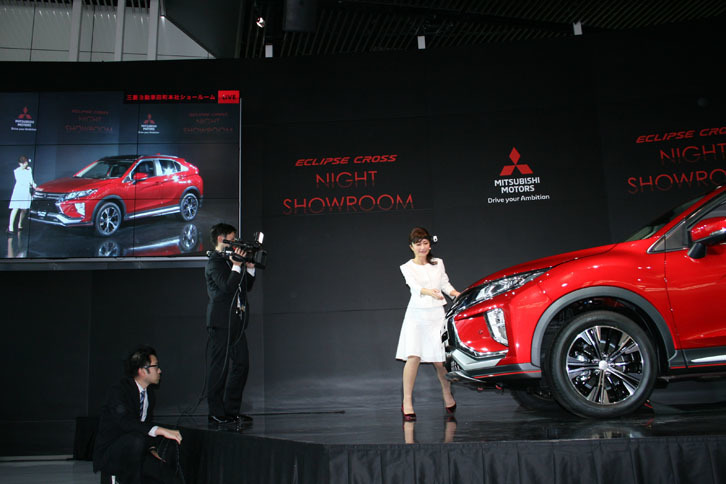 ナイトショールームの会場実演風景。プレゼンターはWeb経由で来た客からの要望に応えながら「エクリプス クロス」を見せていく。