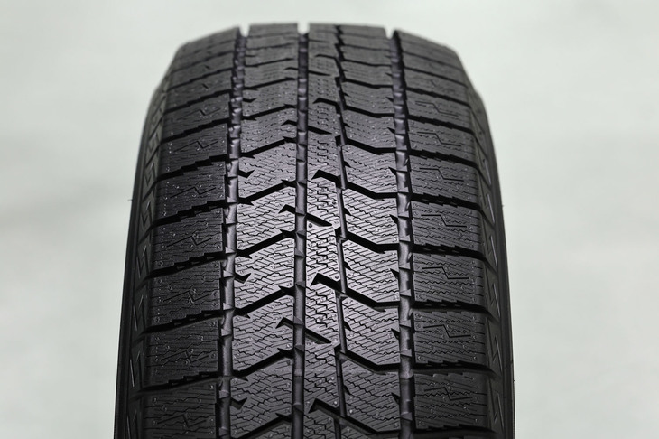 「ヘリンボーンサイプ」と「アッセンブルブロック」が盛り込まれた新設計のトレッドパターンが「オブザーブ ギズ3」の特徴。