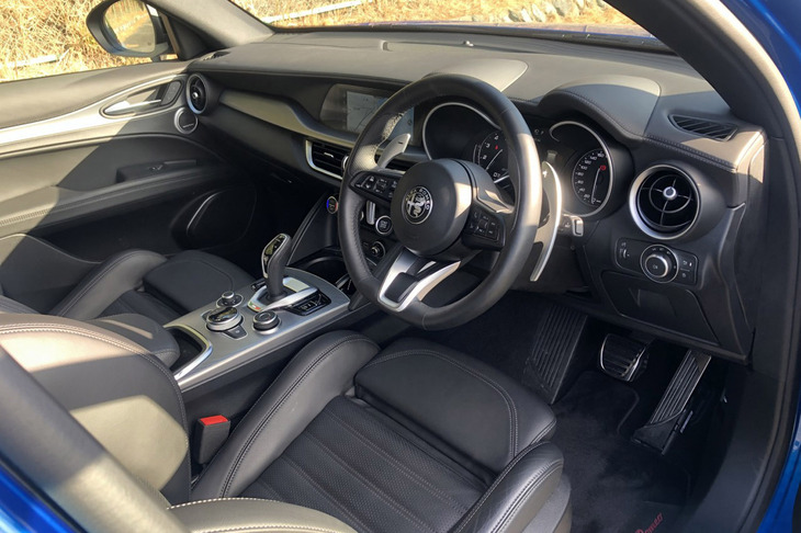 エンジンのスタートボタンがステアリングホイールのセンター左下にレイアウトされるのは、最新世代のアルファ・ロメオに共通するデザイン。ダブルステッチが施されたレザーダッシュボードや本革巻きステアリングホイールなど、高級感の演出にも抜かりはない。