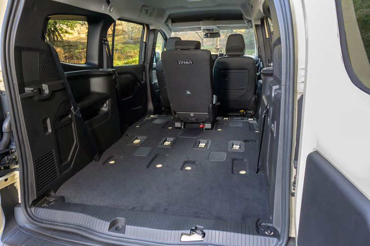 3列目のセンターだけを装着した3人乗りも「グランカングー」ならではのレイアウト。3人でおしゃべりしながらドライブするならこれだ。