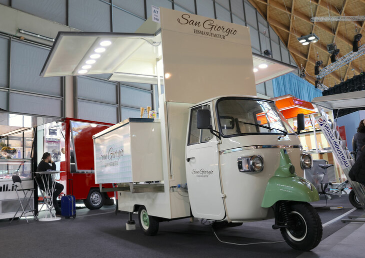 フードトラック専門カロッツェリアによる「アペ」の改造例。2024年1月リミニにて。