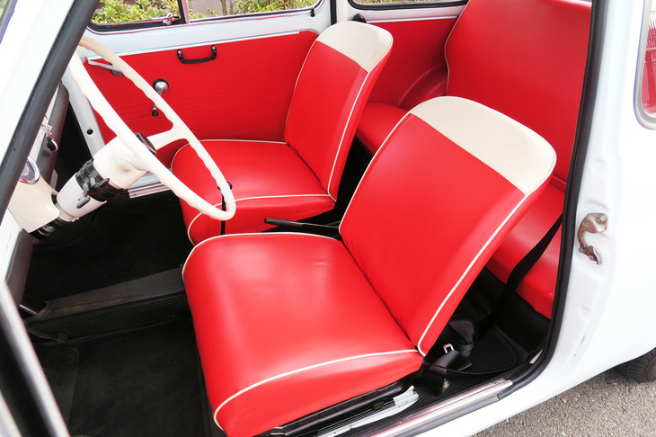 乗車定員は4人。インテリアについては、内装色やシート表皮などが自由に選択可能となっている。