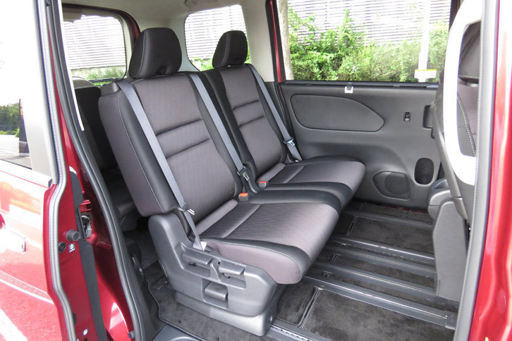 日産セレナ ハイウェイスターG（2列目シート アレンジパターン）