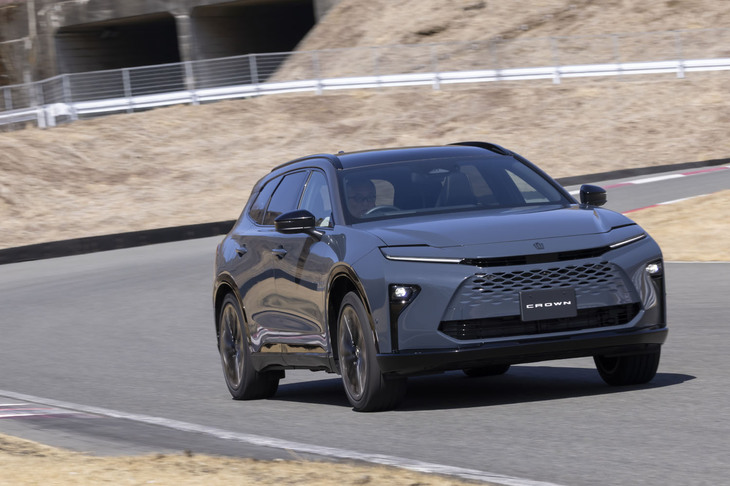 聞き込みによるとパワートレインの出力はプラグインハイブリッド車が「スポーツ」と同等で、ハイブリッド車はスポーツよりも強力だという。