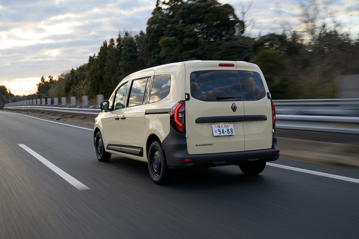 長いホイールベースとオールシーズンタイヤによるふんわりとした乗り心地が味わえる。