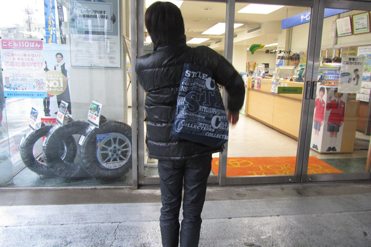 「トヨタ・アクア」の予約を一番乗りで果たすため、東京トヨペット浜田山店に並んだ筆者。