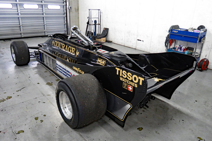 「ロータス78／79」の後も、チャップマンはグラウンドエフェクトだけでダウンフォースを得る設計の「80」や、モノコックの上に可動式のカウルを架装する「88」（写真）などといった革新的なマシンを手がけたが、レギュレーションの変更などもあり、勝利からは遠ざかっていた。