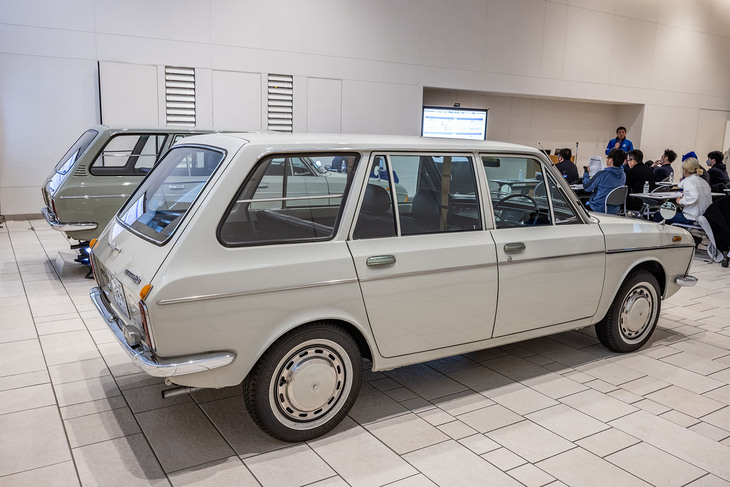 レストアが完了した「ff-1 1100バン」は、2022年10月に行われた宮城スバルの全社員大会でお披露目された。「1970」というライセンスプレートの数字は、この車両が生産された1970年に合わせたもので、宮城スバルがAWDの試作車を完成させた年も意味している。