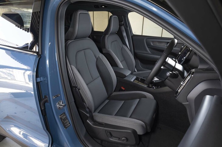 インテリアのレザーフリー化を推し進めているボルボ。シート表皮は合皮とテキスタイルの組み合わせだ。