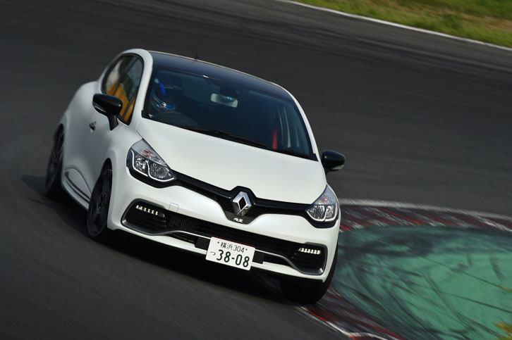 「ルーテシアR.S.」は電子制御ディファレンシャル「R.S.デフ」を搭載。これにより、コーナリング時のアンダーステアが抑制される。