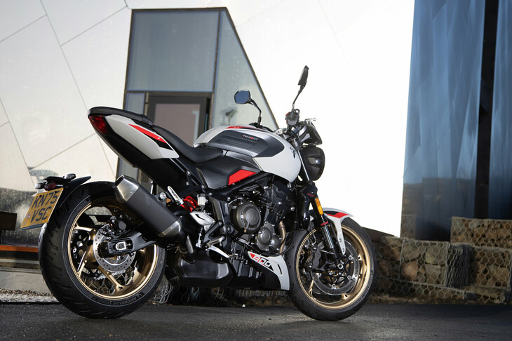 トライアンフがこのほど発表した新型車「トライデント800」。ミニマルなスタイルが特徴のロードスターで、既存の「トライデント660」の上位に位置する。