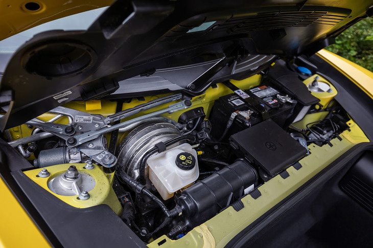 フロントバルクヘッド前のスペースには、ブレーキフルードのタンクやバッテリー、ワイパーのモーターやリンケージなどが整然と収められている。通常は、樹脂製のカバーの下に隠れていて見えない。