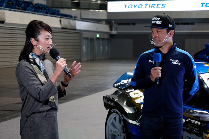 展示車両や装着タイヤの特徴についてリポートする、モータージャーナリストの藤島知子氏。