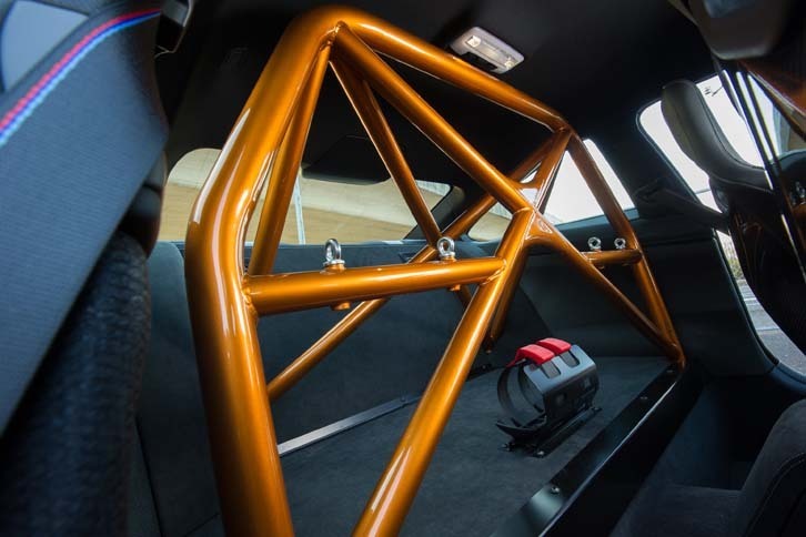 後部座席は取り払われ、ロールバーが組み込まれる。ロールバーと6点式シートベルトは「クラブスポーツパッケージ」として本国ではオプション扱いとなるが、日本仕様では標準装備される。床に設置されているのは、消火器を固定するためのステー。