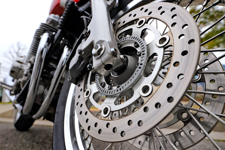 デビュー以来、何度となく改良が行われてきた「CB1100」。トランスミッションの6段化やエンジンの性能向上に加え、2017年にはABSが全車標準装備となる。