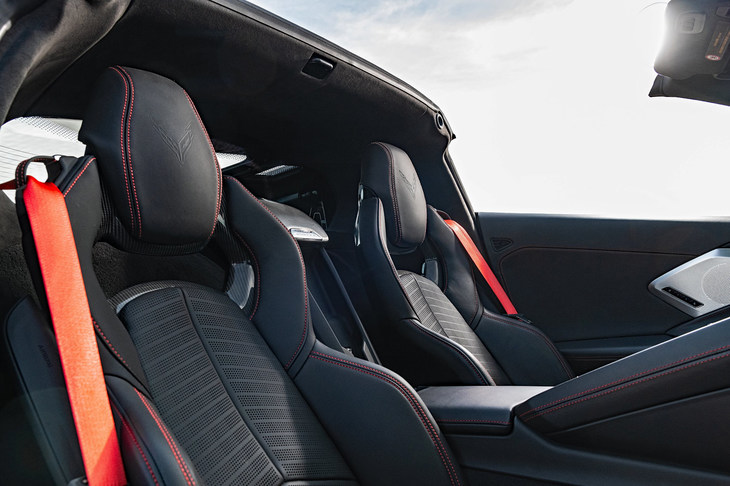 「コルベット」はクーペでもルーフが脱着式となっており、気軽にオープンエアドライブが楽しめるようになっている。「C3」のころから受け継がれる伝統だ。