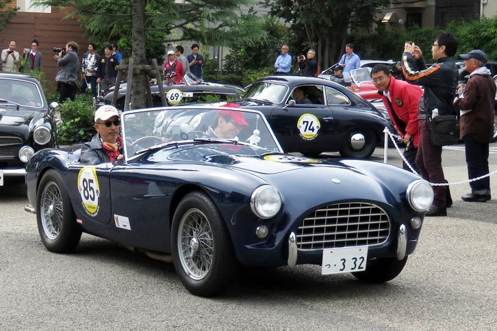 1955年式「ACエース」。鋼管スペースフレームのボディーに高出力の直6エンジンを搭載したスポーツカーである。