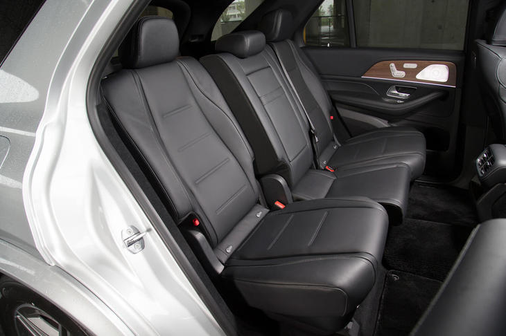 ホイールベースの延長（先代比＋80mm）に伴い、レッグルームが69mm拡大されたセカンドシート。60：40の分割式で、それぞれ前後に100mmスライドできる。