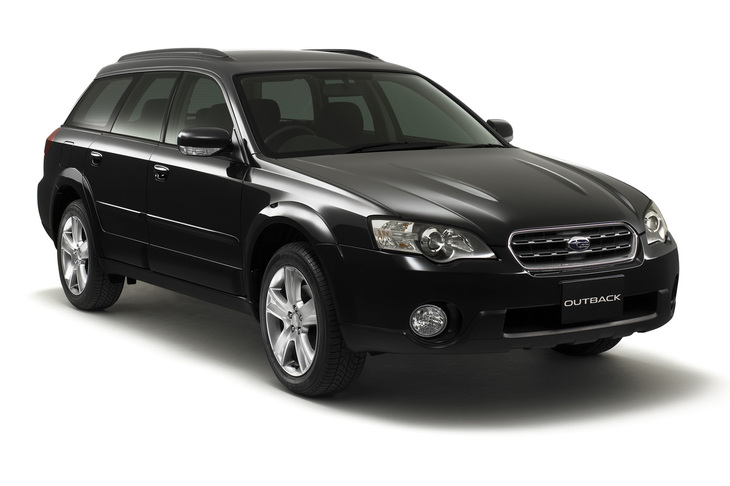 初めて3ナンバーサイズ車となった4代目「レガシィ」は、2003年5月に登場。最低地上高を引き上げたクロスオーバーSUV「ランカスター」は、グルーバルネームの「アウトバック」に車名が変更された。運転支援システム「アイサイト」を市販モデルに採用したのは、この4代目レガシィからであった。