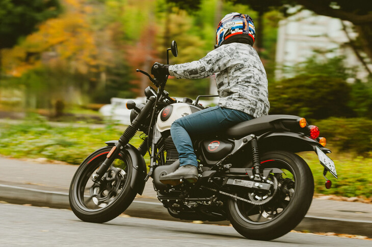 駆動系ではF.C.C.製のアシスト＆スリッパ―クラッチの採用もトピック。軽い力でクラッチを操作できるようになったほか、急激なエンジンブレーキによるバックトルクを低減。減速時の走行安定性を高めた。