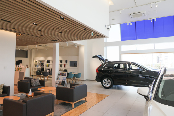 初めて入ったボルボディーラーのボルボ・カー江戸川。やはり北欧らしい雰囲気が漂っている感じがする。