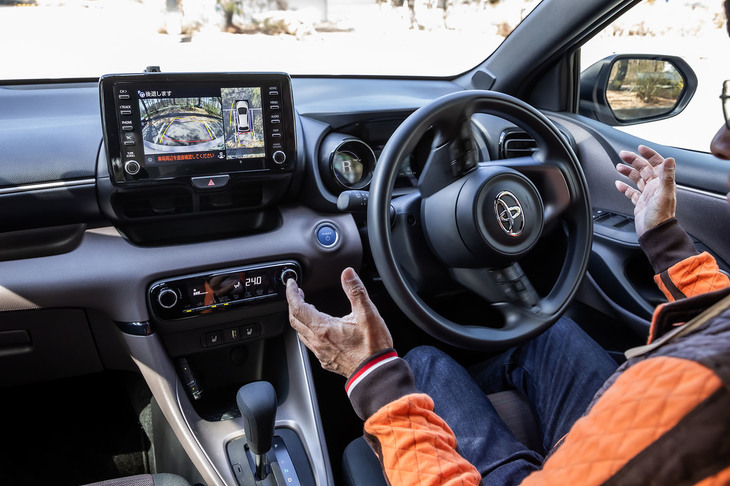 「トヨタチームメイト アドバンストパーク」で並列駐車を試す。車両の指示通りにブレーキやシフトレバーを操作する必要はあるが、ハンドルをきる作業はすべて車両が自動で行ってくれる。駐車完了後はセンターディスプレイに、車両の全周が映し出される。