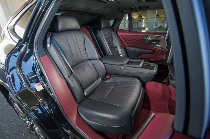 クッション内の空気袋を膨らませて体を押圧（おうあつ）するマッサージ機能は、全席に標準装備。オットマンは“最上席”である助手席側後席のみに備わる。