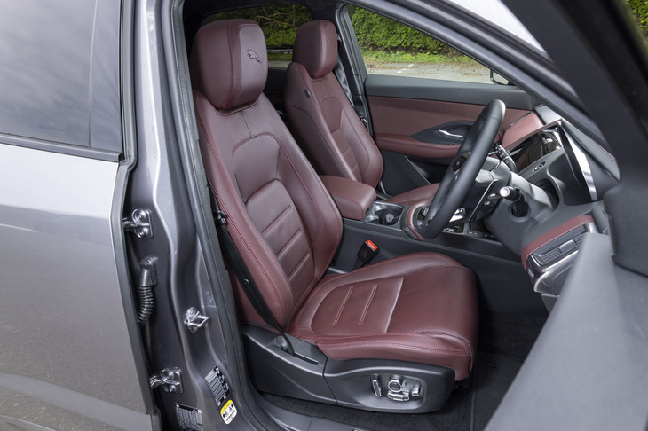 「E-PACE R-DYNAMIC HSE」グレードには、コントラストステッチのスポーツシートが標準で装備される。フロントシートはヒーター＆クーラーを内蔵している。