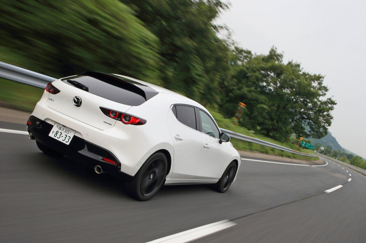 プレスラインを極力排した、挑戦的なエクステリアデザイン。ボディーカラーは全8色で、試乗車の「スノーフレイクホワイトパールマイカ」は3万3000円の有償色となる。