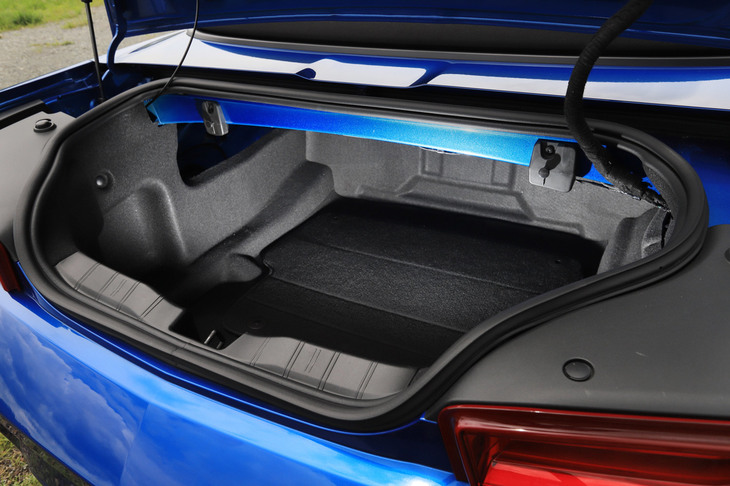 トランクルームの容量は、ルーフを閉じた状態で7.3立方フィート（約207リッター、北米仕様の値）。