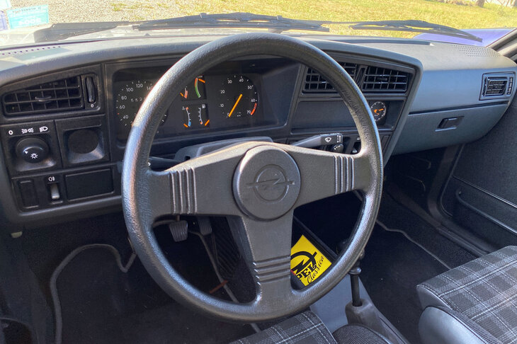 ダッシュボードは運転席に向かってセンタークラスターが湾曲している。