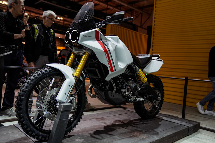 同じくドゥカティが発表したコンセプトモデル「スクランブラー デザートX」。「スクランブラー1100」のエンジンとフレームをベースに、1980年代から1990年代にパリ-ダカールラリーで活躍し、タイトルも獲得したカジバのラリーマシンをモチーフに製作。ホイールはフロント：21インチ、リア：18インチで、砂漠でもパワフルに走ることを想定し、1100ccのエンジンを採用したという。