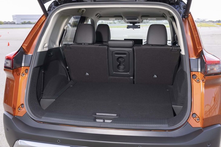 積載量クラストップをうたうラゲッジスペース。AC100V／1500Wのコンセントは左の壁面にレイアウトされている。