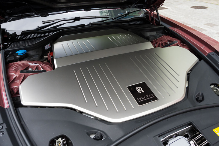 長大なボンネットの下はご覧のとおり。フロントトランクは設けられておらず、美しい金属パネルでふさがれていた。