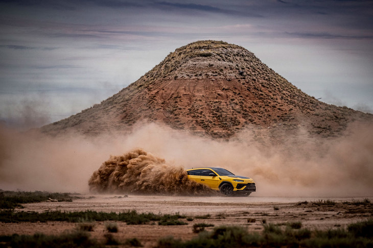 ドライブモードセレクターに、ダート走行を想定した「ラリー」モードが追加された点もトピックだ。