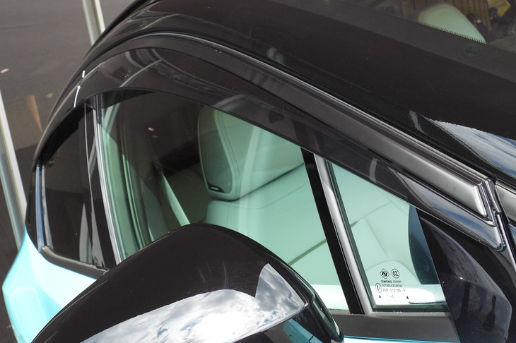 日産リーフB7 G用品装着車（プラスチックサンバイザー＜専用加飾付き＞）