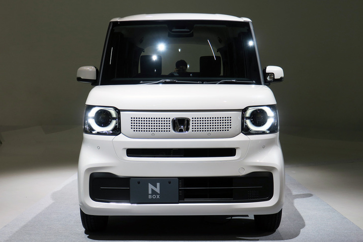 ホンダの関係者いわく、リング型のヘッドランプは人の瞳をモチーフにしたもの。輸入車・国産車を問わず、最近はやりのデザインだ。新型「N-BOX」ではフルLEDヘッドランプが標準装備となる。