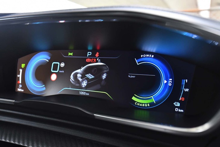 メーターパネルはカラー表示の液晶タイプ。エネルギーフローを含むさまざまな情報が確認できる。