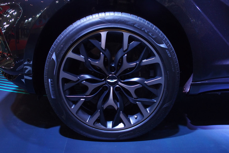 アストンマーティンDBX