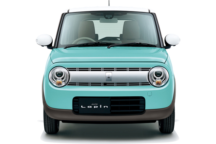 ボディーとは別体部品のフロントグリルに、ボディー下部をぐるり一周するモール、そしてツートンカラーの設定と、「アルトラパン」の外装はとにかくコストがかかっている。