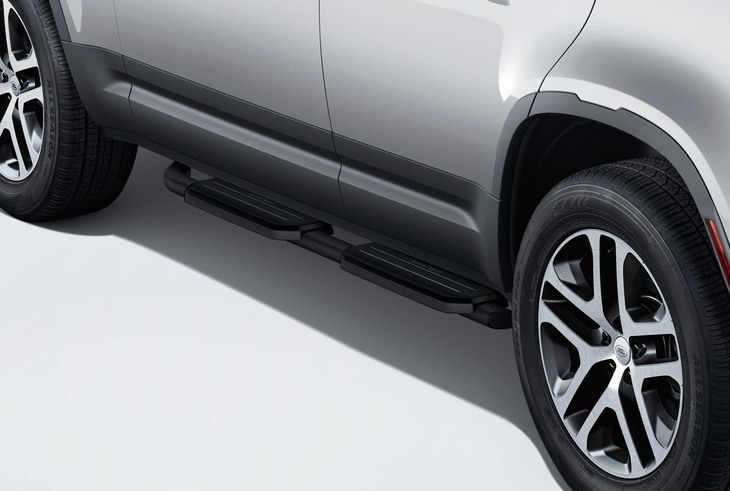 フィクスドサイドステップとドライブレコーダーをセットにしたアクセサリーパックも用意される（写真はステップを別の車両に装着したところ）。