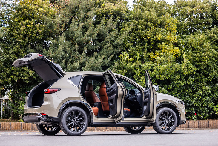 「CX-5 XDレトロスポーツエディション」のボディーサイズは全長×全幅×全高＝4575×1845×1690mm、ホイールベースは2700mm。今回の試乗車の外板色はレトロスポーツエディションのイメージカラーである「ジルコンサンドメタリック」と呼ばれるもの。