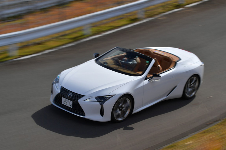 レクサスのフラッグシップクーペ「LC」には、オープントップバージョン「LC500コンバーチブル」もラインナップされる。（写真＝池之平昌信）