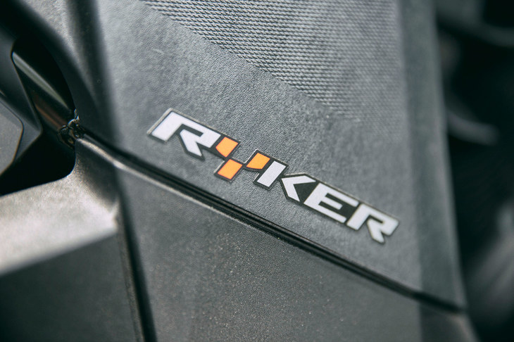 ボディーを飾る「RYKER」のロゴ。グレードは600ccエンジンの「ライカー600」、900ccの「ライカー900」、900ccモデルをベースに悪路走破性を高めた「ライカー ラリーエディション」の3種類となっている。